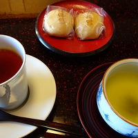 部屋でいただいたお饅頭とお茶が美味しかったです