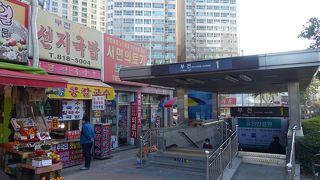駅を出ると庶民的なお店が