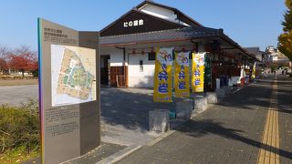 だだっぴろい広場。かたすみに商業施設。