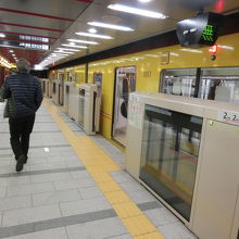 ホームもガラガラ