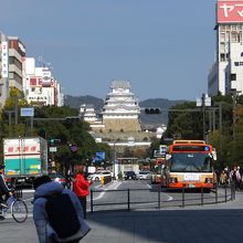 駅前から望遠で。