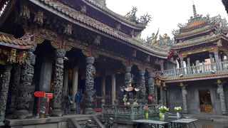 石柱に施された透かし彫りのような彫刻が素晴らしい