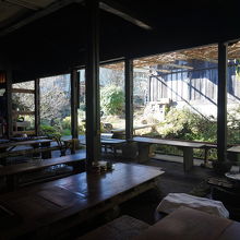 水音の聞こえる店内