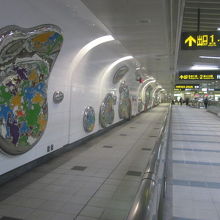 通路に沿って、沢山のカエルさん達が並んでいます！