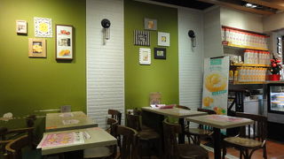 お店はガラガラ