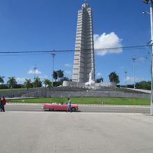 ホセ・マルティの像が広場を挟んで、チェ・ゲバラとカミーロ・シ