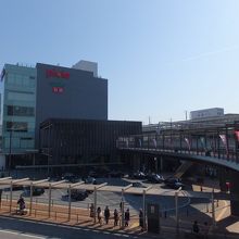 駅ビルとテラス