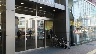 駅のコンコース出口のところ