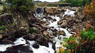 ゴツゴツの岩に落ちていく滝