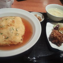 天津飯と唐揚げのランチ