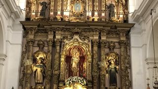 レコレータ墓地の隣にある教会