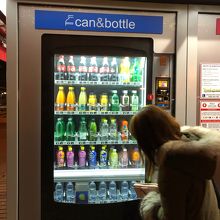 駅前にはザグレブには珍しい自販機もありました。