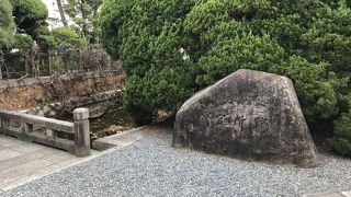 井戸や掘が残されている