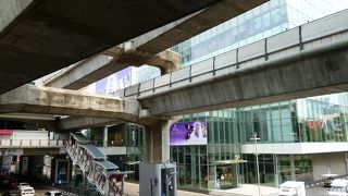 BTMの高架下のメインストリート！