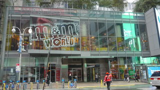 店の外側の広告塔だけ見ても楽しめます