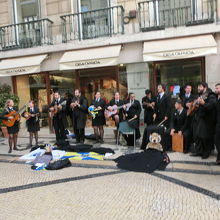 制服姿の大学生による大道芸