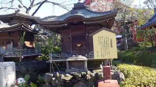 お参り場所が多い浅草寺、ここに立ち止まる人は多くないよう。