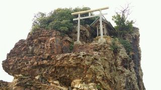 神話の世界に触れる浜辺