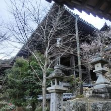 左手に懸け造りの本堂が見えてくると残り僅かです