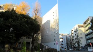 巨大タンカーの先端のようにも見える建物の教会です