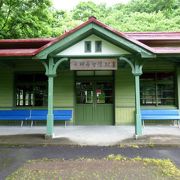 旧神居古潭駅ホームと旧神居古潭駅舎とトイレ