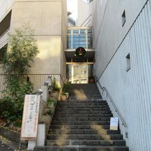 建物間にある玄関 (？)