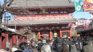 初詣、人の波みに押され、素通りに