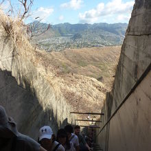 終盤勾配がきつくなりこのような階段をあがる