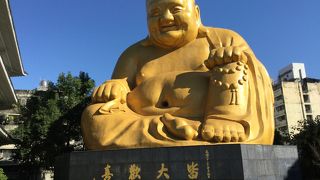 黄金に輝く大仏様が見事な宝覚寺