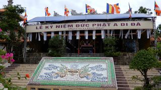 白い大きな仏像は階段の上