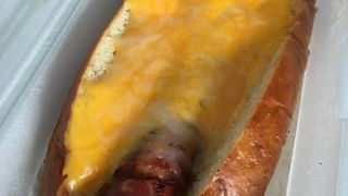 チーズがたっぷり！絶品ホットドッグ！
