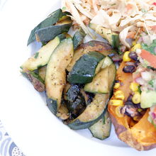 館内カフェには手頃ボリューミー美味しいホットミールもあります