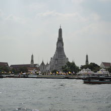 対岸から全景が眺められます