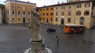 歴史を感じる建物に囲まれています