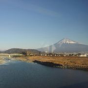 富士山と一緒に眺めれる広い河川でした。