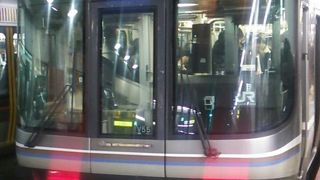 平日の夕方の時間帯に発車する一部の新快速は相変わらず８両編成での運転です