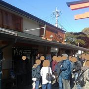 富士浅間大社の大きな鳥居の真横にある茶屋でした。