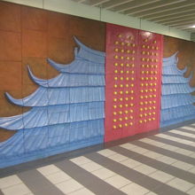 通路上で楽しめる、行天宮を模した壁画の様子