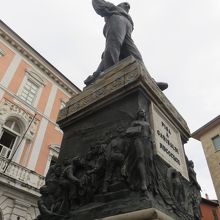 ガルバルディーの銅像