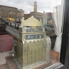 年代物のレジスターのショップと窓ガラスに映る旧市庁舎の時計台