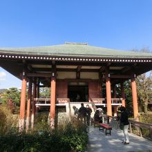 本堂　御本尊は有名な弥勒菩薩（如意輪観音）です