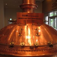 入口にある創業当時使用していた仕込釜です。