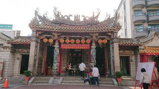 にぎわう場所にあります