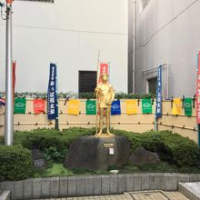 通りの途中にある金の河童像