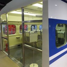 カットされています。