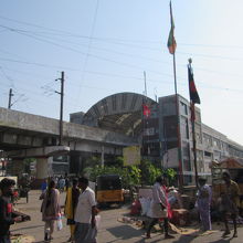 切符売場は一番北の端に一箇所だけある。