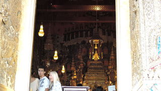 黄金の衣を纏った深緑色の仏さま