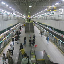 グリーンラインらしい対面ホームです。