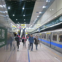 急にホームドアがない駅に来ると、開放感にちょっと吃驚します。