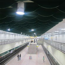 ホーム頭上の”緑波アート”にも要注目！